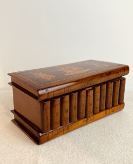 A 19th Century Italian Sorrento Box with beautiful Marquetry. Special price : 150 €.