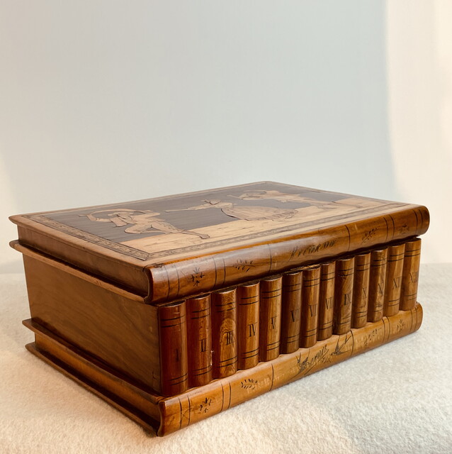 A 19th Century Italian Sorrento jewelry Box having a beautiful Marquetry.  Special price :  280 € .