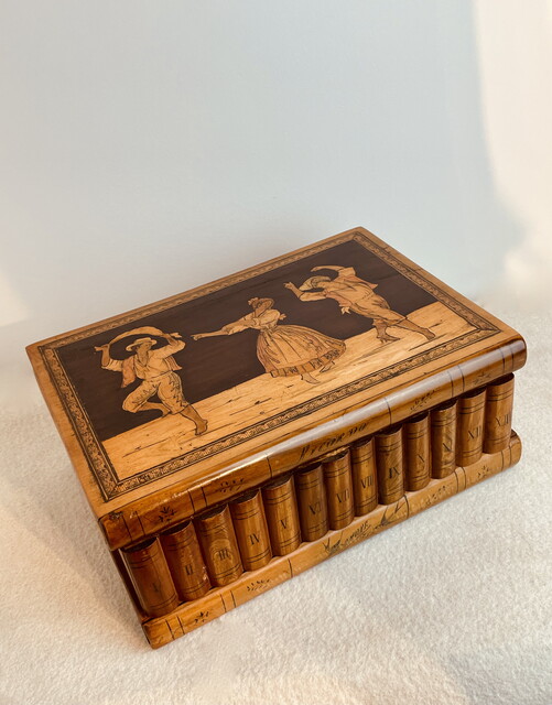 A 19th Century Italian Sorrento jewelry Box having a beautiful Marquetry.  Special price :  280 € .