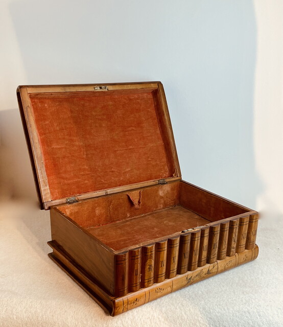 A 19th Century Italian Sorrento jewelry Box having a beautiful Marquetry.  Special price :  280 € .