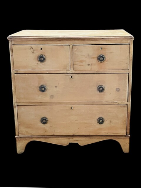 A Beautiful English 19th. Century Pine Chest of Drawers.
