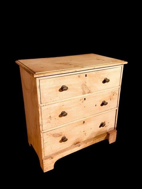 A beautiful English 19th Century Small Pine Chest of Drawers. 