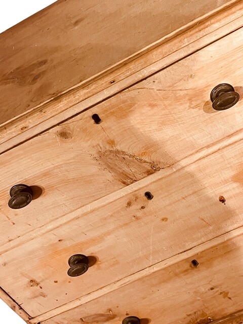 A beautiful English 19th Century Small Pine Chest of Drawers. 