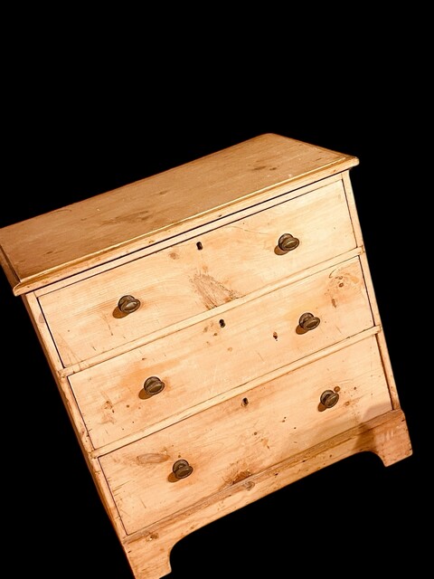 A beautiful English 19th Century Small Pine Chest of Drawers. 