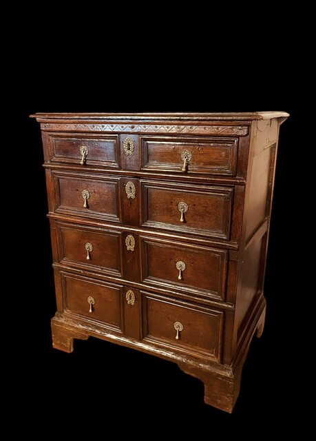 A Beautiful English Charles II (1660-1685 )Oak Chest of Drawers. 17th. Century.