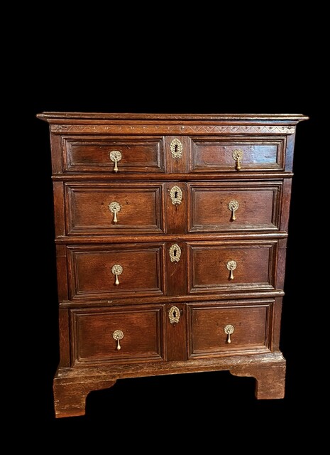 A Beautiful English Queen Ann Oak Chest of Drawers. Early 18th Century.
