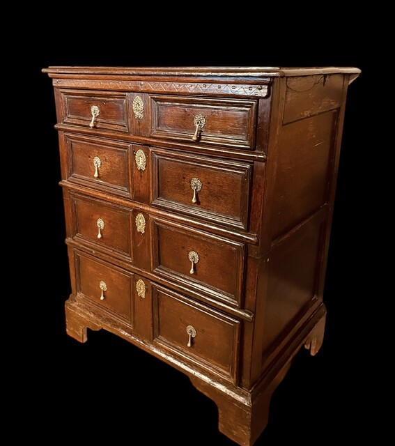 A Beautiful English Queen Ann Oak Chest of Drawers. Early 18th Century.