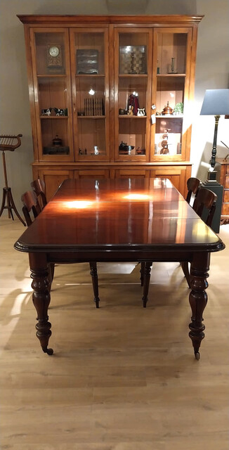 A Beautiful English William IV Mahogany Extending Dining Table with two extra Leaves.