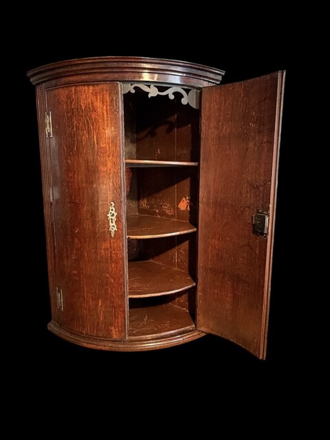 A fine Welsh oak hanging corner cupboard from the 18th century, with beautifully figured oak, elegant proportions, a shaped cornice and a rich original patina.