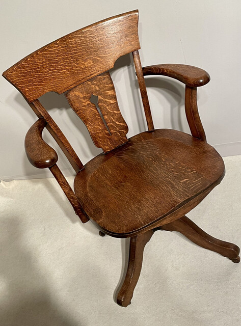 An Early 20th Century English Golden Oak Revolving Desk adjustable in Height. Special price :  800 €.