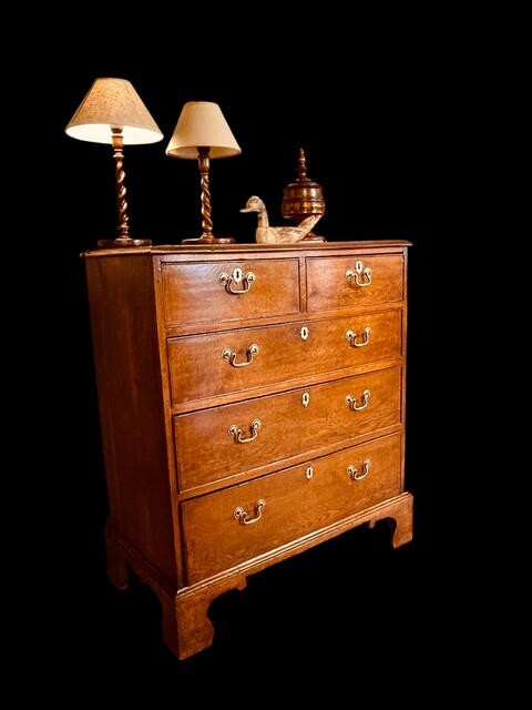 An English 18th Century Georgian Oak Chest of Drawers.