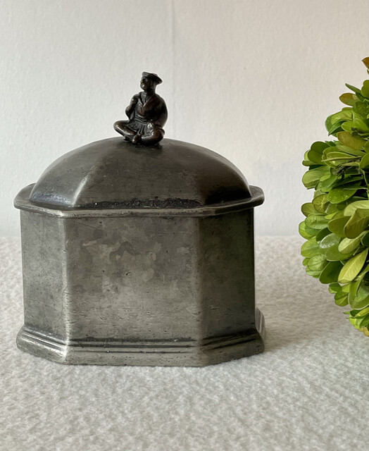 An English 18th Century Pewter Octagonal Tobacco Jar. Ca 1780. Beautiful Patina. Special Price 280 €.