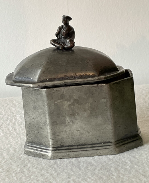 An English 18th Century Pewter Octagonal Tobacco Jar. Ca 1780. Beautiful Patina. Special Price 280 €.