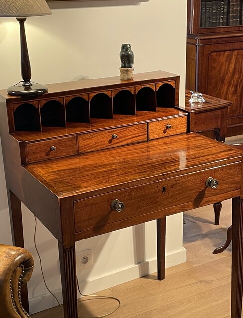 An English Early 19th Century  ' Regency ' Small Bureau / Desk.