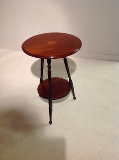 An English Mahogany Edwardian Tripod Table having a Satinwood Marquetery Inlay. 300 €