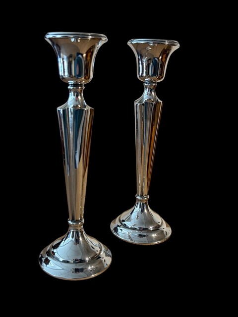 An English Pair of Sterling Silver Art Deco Candlesticks by Barker Brothers LTD, Londen, Early 20th Century.