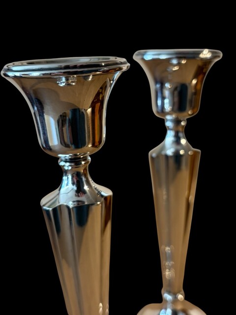 An English Pair of Sterling Silver Art Deco Candlesticks by Barker Brothers LTD, Londen, Early 20th Century.