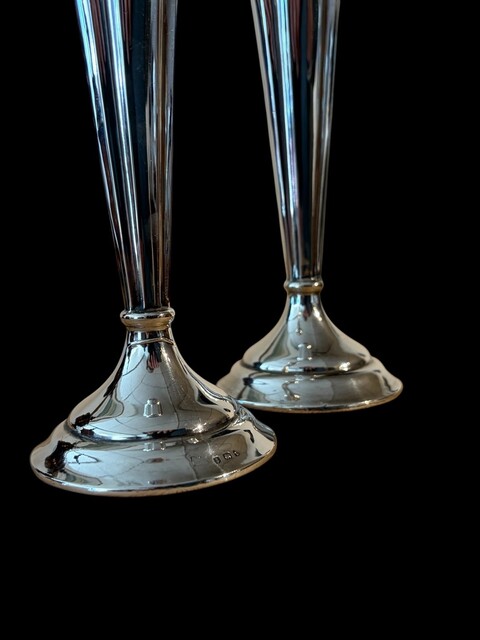An English Pair of Sterling Silver Art Deco Candlesticks by Barker Brothers LTD, Londen, Early 20th Century.