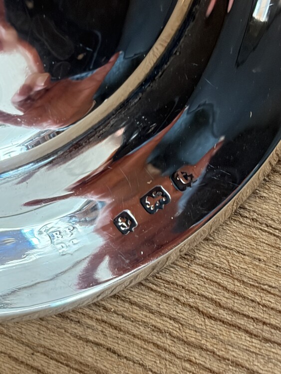 An English Pair of Sterling Silver Art Deco Candlesticks by Barker Brothers LTD, Londen, Early 20th Century.