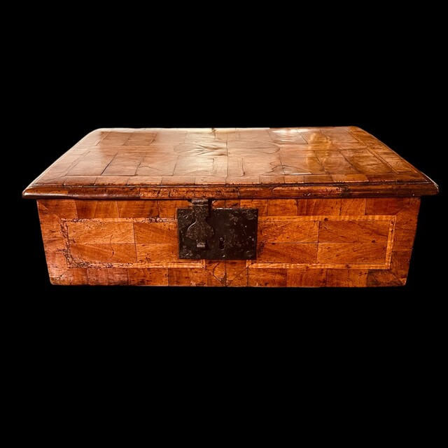 An Exceptionnal English 17th Century Charles II ( 1660-1685 ) walnut Deed Box having a beautiful marquetry. 