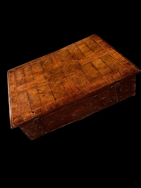 An Exceptionnal English 17th Century Charles II ( 1660-1685 ) walnut Deed Box having a beautiful marquetry. 