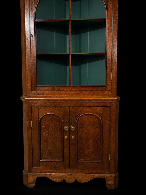 Late 18th century Welsh oak corner cupboard, circa 1780–1800, with astragal glazed upper doors, fielded panel doors and a beautiful  green painted interior.